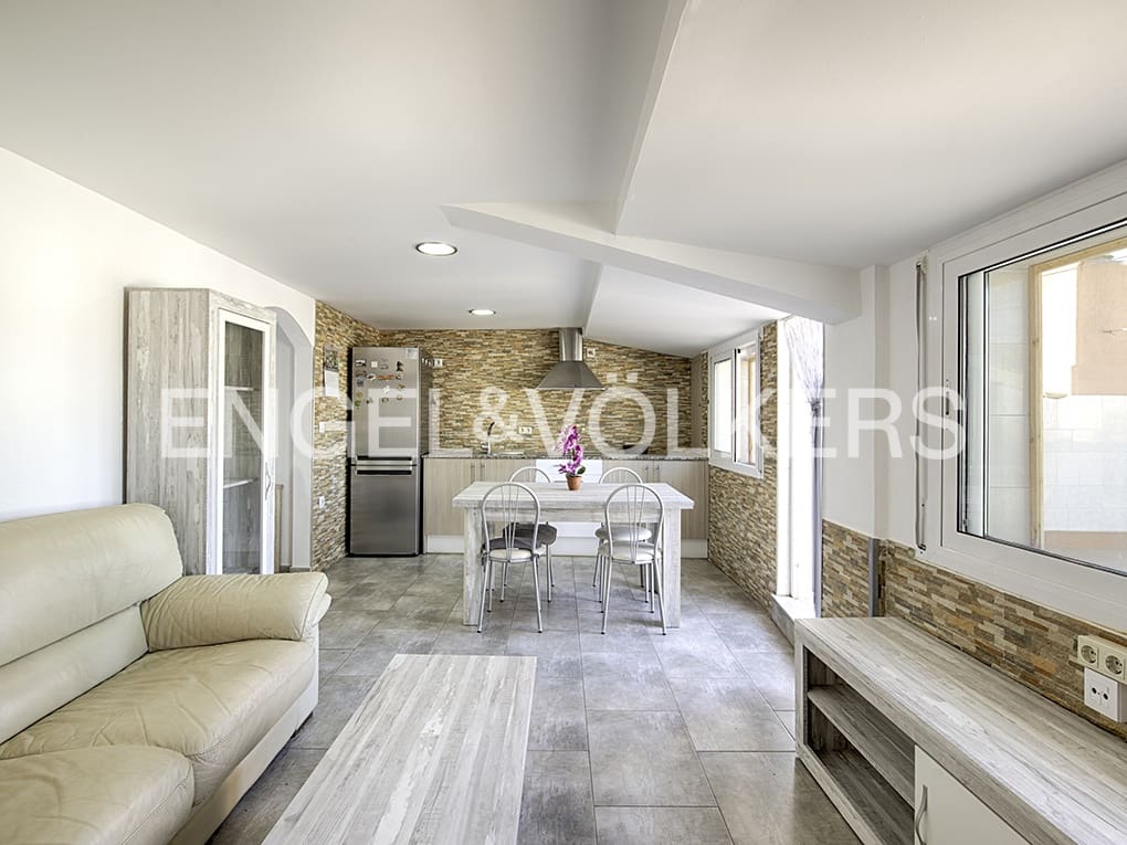 3 makuuhuone Huvila myytävänä paikassa Llanca mukana 
autotalli - 450 000 € (Ref: 9005584)