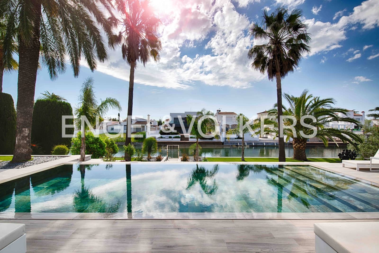 5 sovrum Villa till salu i Empuriabrava med pool garage - 3 250 000 € (Ref: 9005585)