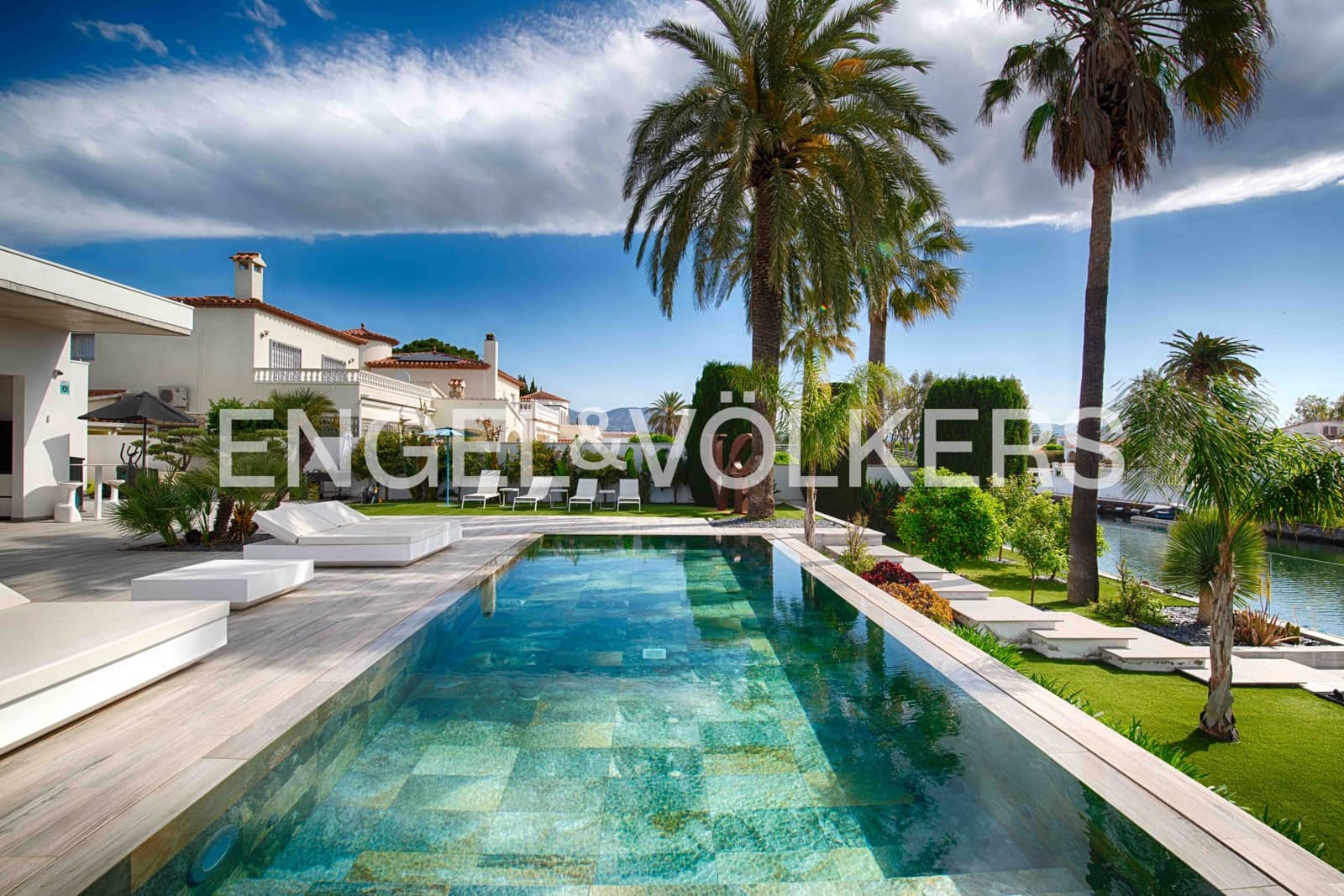 5 sovrum Villa till salu i Empuriabrava med pool garage - 3 250 000 € (Ref: 9005585)