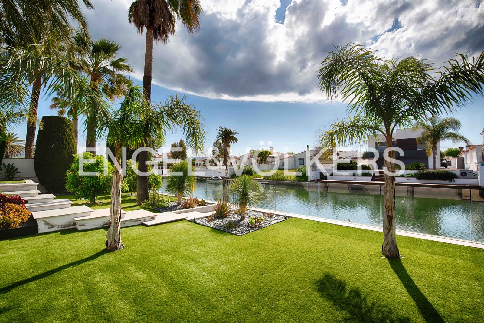 5 sovrum Villa till salu i Empuriabrava med pool garage - 3 250 000 € (Ref: 9005585)