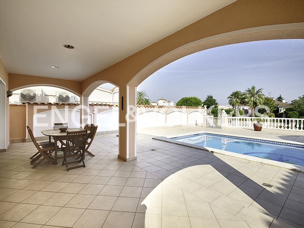 3 slaapkamer Villa te koop in Empuriabrava met zwembad garage - € 799.000 (Ref: 9005588)