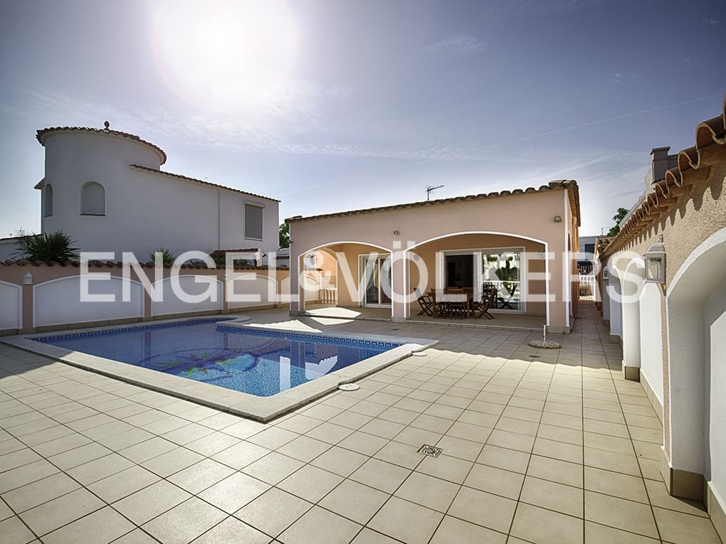 3 slaapkamer Villa te koop in Empuriabrava met zwembad garage - € 799.000 (Ref: 9005588)