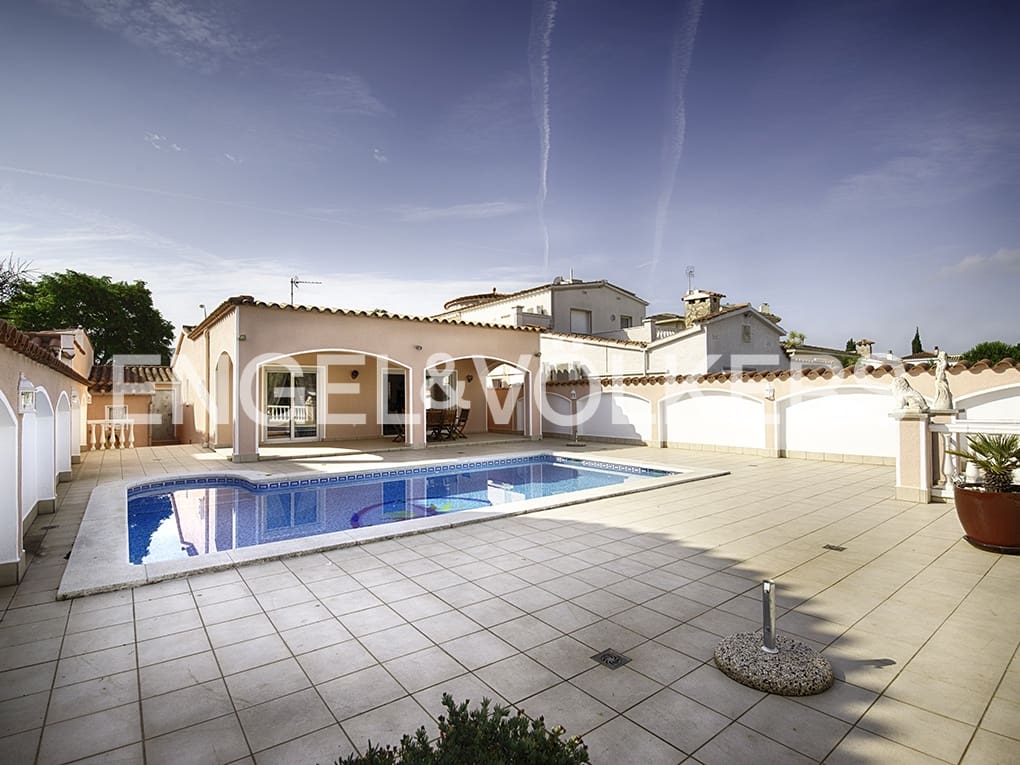 3 slaapkamer Villa te koop in Empuriabrava met zwembad garage - € 799.000 (Ref: 9005588)