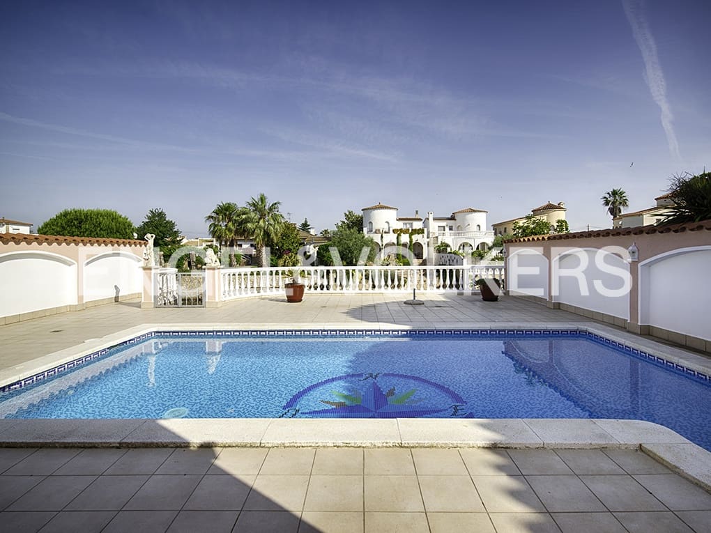 3 slaapkamer Villa te koop in Empuriabrava met zwembad garage - € 799.000 (Ref: 9005588)