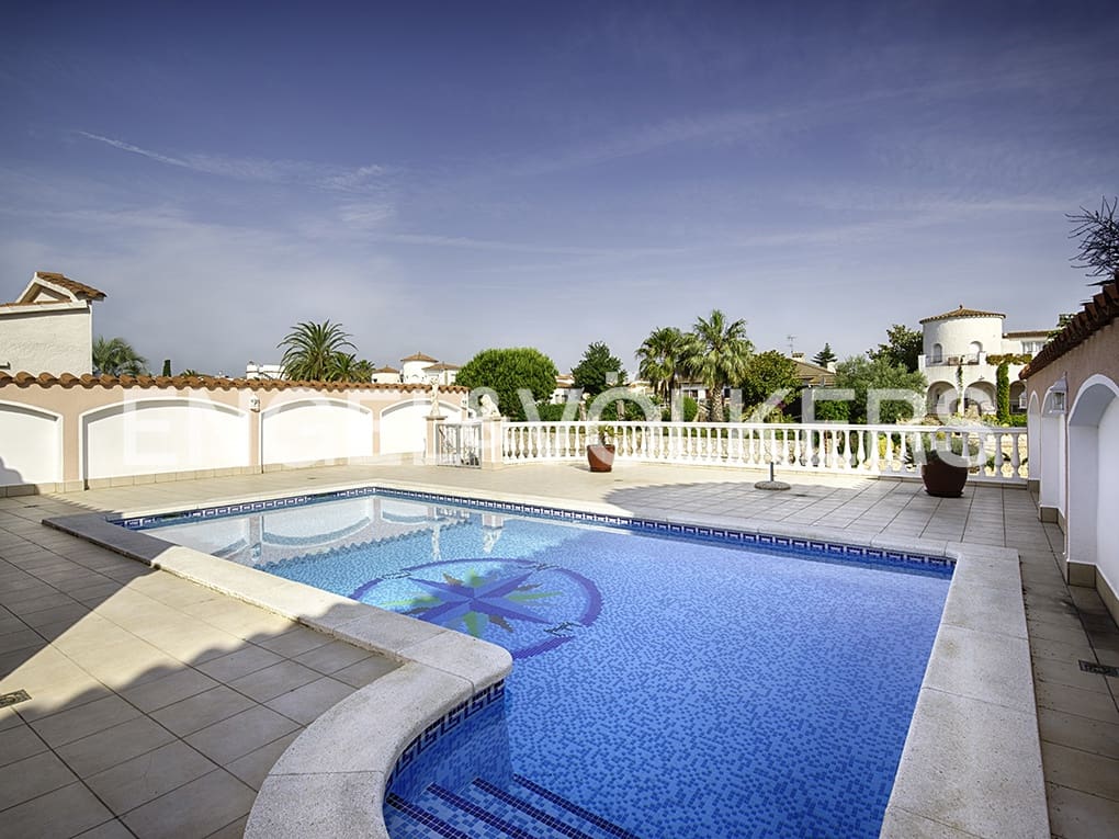 3 slaapkamer Villa te koop in Empuriabrava met zwembad garage - € 799.000 (Ref: 9005588)