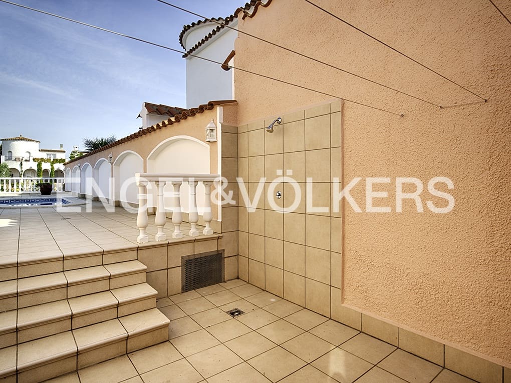 3 slaapkamer Villa te koop in Empuriabrava met zwembad garage - € 799.000 (Ref: 9005588)