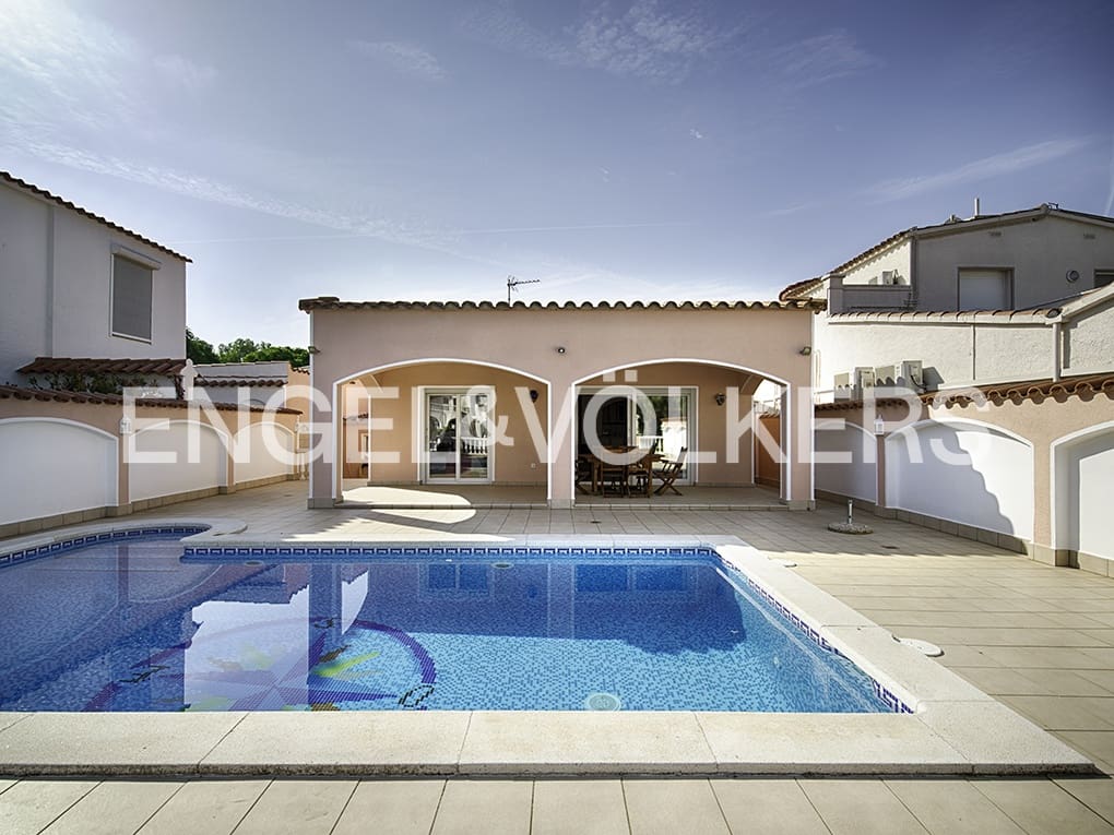 3 slaapkamer Villa te koop in Empuriabrava met zwembad garage - € 799.000 (Ref: 9005588)