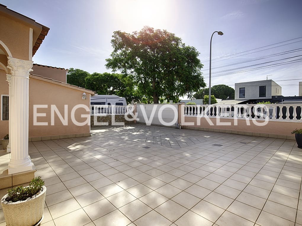3 slaapkamer Villa te koop in Empuriabrava met zwembad garage - € 799.000 (Ref: 9005588)