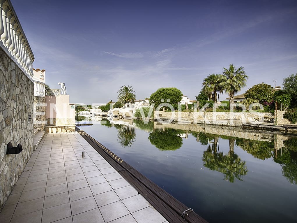 3 slaapkamer Villa te koop in Empuriabrava met zwembad garage - € 799.000 (Ref: 9005588)