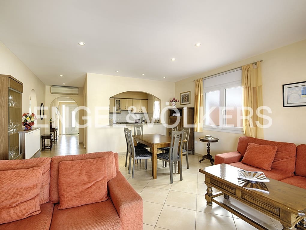 3 slaapkamer Villa te koop in Empuriabrava met zwembad garage - € 799.000 (Ref: 9005588)