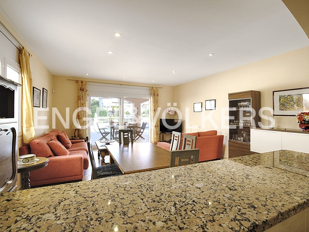 3 slaapkamer Villa te koop in Empuriabrava met zwembad garage - € 799.000 (Ref: 9005588)