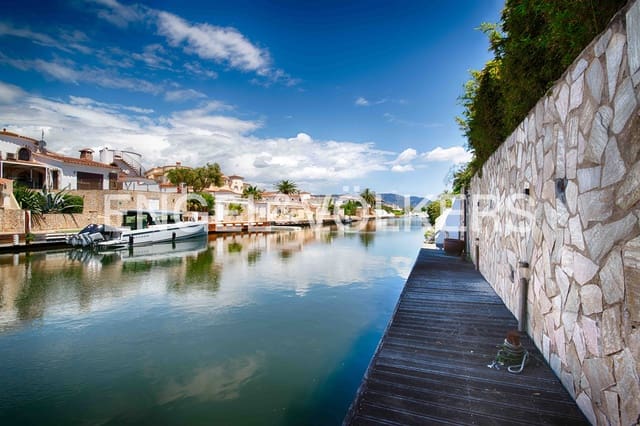 Chalet de 6 habitaciones en Empuriabrava, Castelló d'Empúries en venta con garaje - 1.100.000 € (Ref: 9005590)