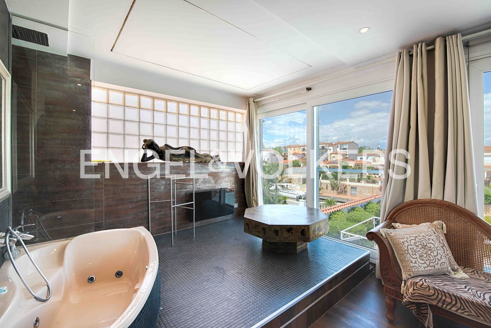 Chalet de 6 habitaciones en Empuriabrava en venta con garaje - 1.100.000 € (Ref: 9005590)