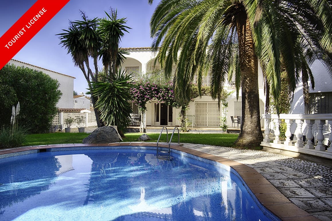 11 makuuhuone Huvila myytävänä paikassa Empuriabrava mukana uima-altaan 
autotalli - 1 200 000 € (Ref: 9005593)