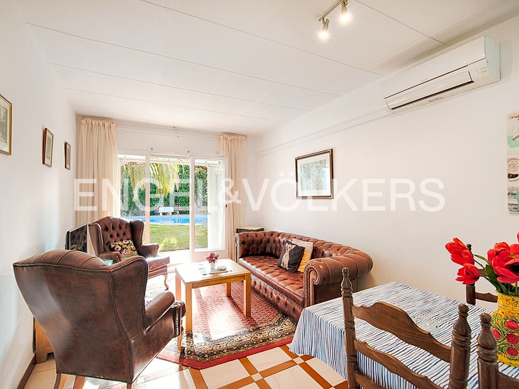 11 makuuhuone Huvila myytävänä paikassa Empuriabrava mukana uima-altaan 
autotalli - 1 200 000 € (Ref: 9005593)