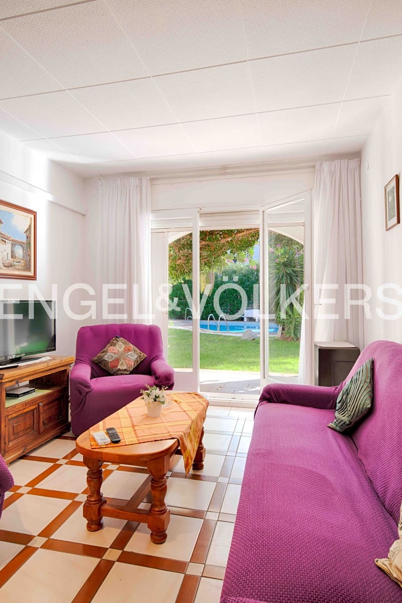 11 makuuhuone Huvila myytävänä paikassa Empuriabrava mukana uima-altaan 
autotalli - 1 200 000 € (Ref: 9005593)