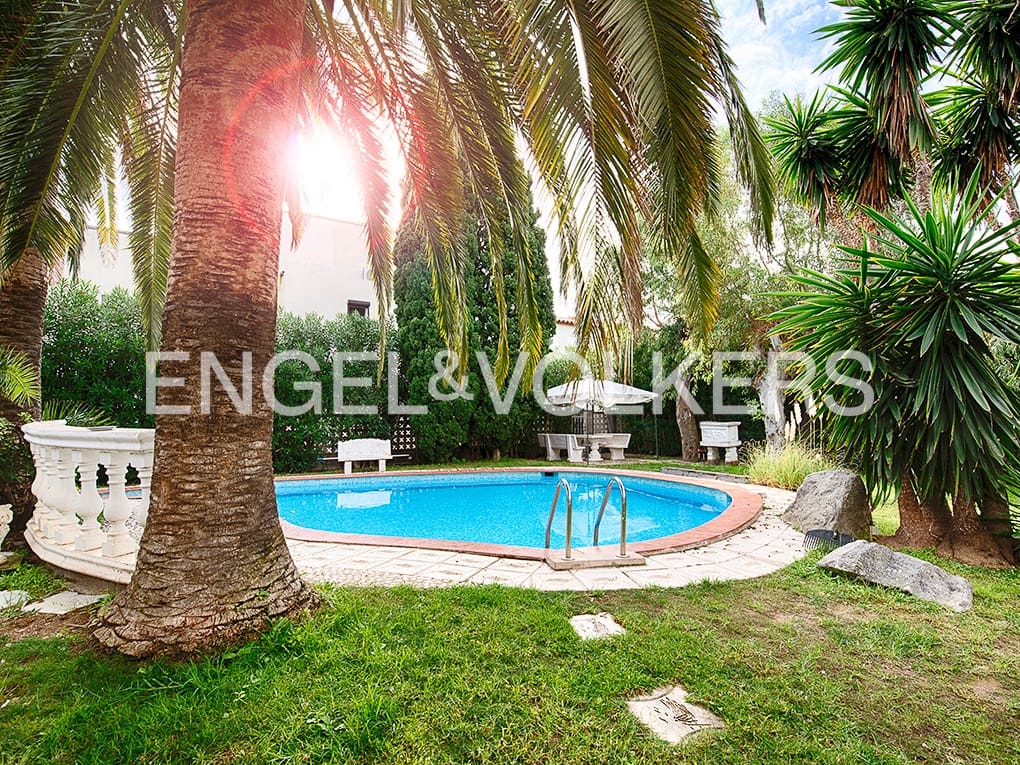 11 makuuhuone Huvila myytävänä paikassa Empuriabrava mukana uima-altaan 
autotalli - 1 200 000 € (Ref: 9005593)