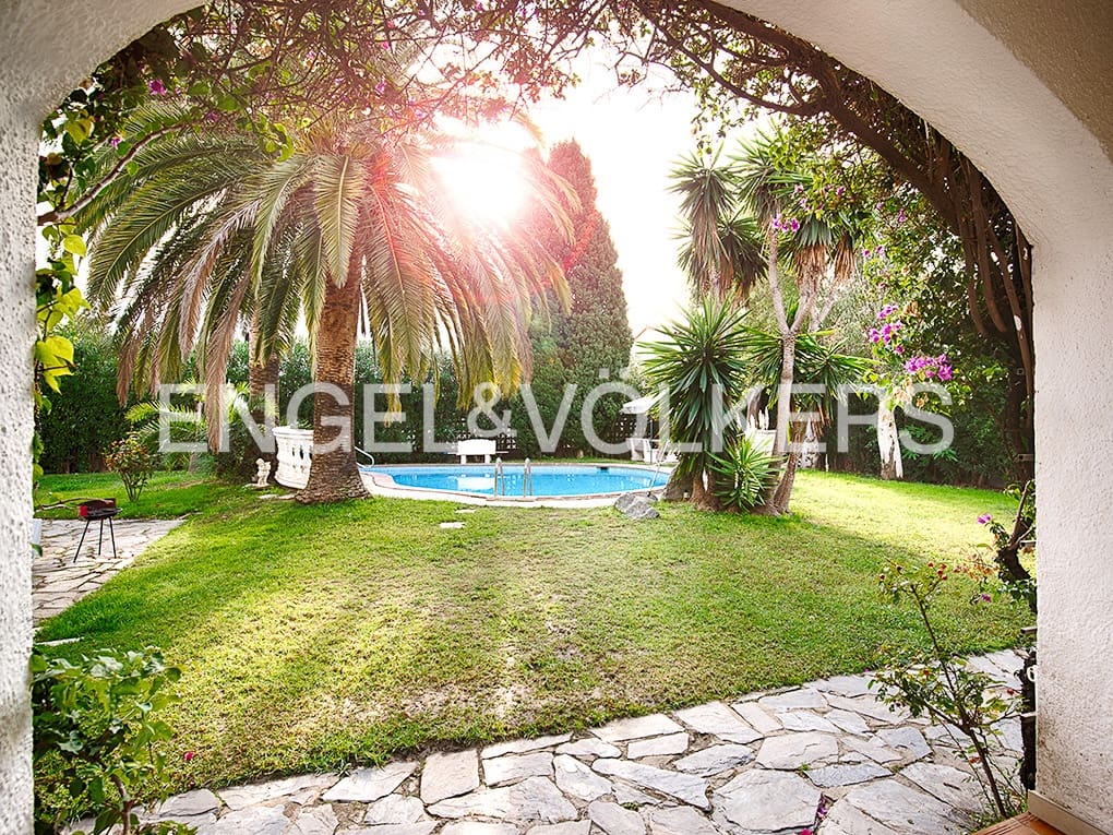 11 makuuhuone Huvila myytävänä paikassa Empuriabrava mukana uima-altaan 
autotalli - 1 200 000 € (Ref: 9005593)