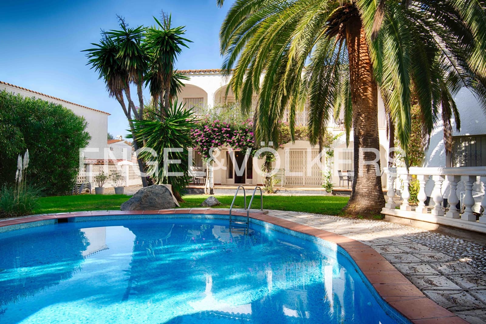 11 makuuhuone Huvila myytävänä paikassa Empuriabrava mukana uima-altaan 
autotalli - 1 200 000 € (Ref: 9005593)