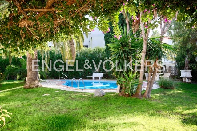 11 makuuhuone Huvila myytävänä paikassa Empuriabrava, Castelló d'Empúries mukana uima-altaan 
autotalli - 1 200 000 € (Ref: 9005593)