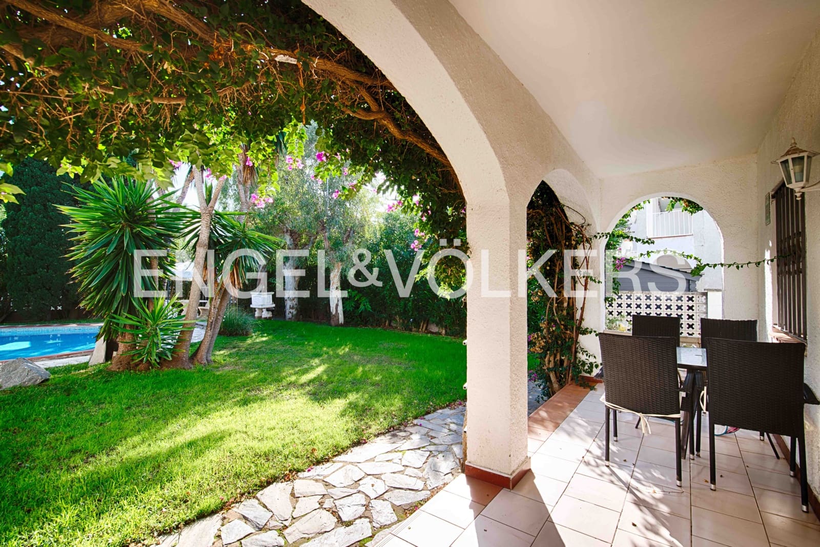 11 makuuhuone Huvila myytävänä paikassa Empuriabrava mukana uima-altaan 
autotalli - 1 200 000 € (Ref: 9005593)