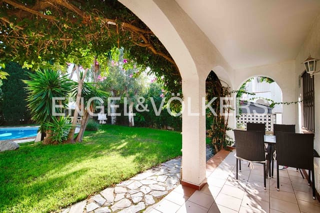 11 makuuhuone Huvila myytävänä paikassa Empuriabrava, Castelló d'Empúries mukana uima-altaan 
autotalli - 1 200 000 € (Ref: 9005593)