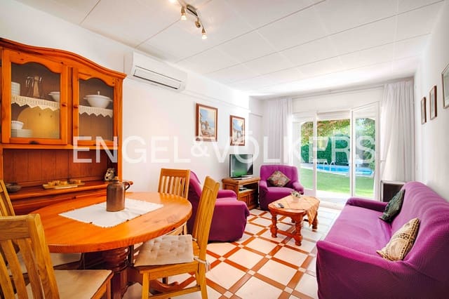 11 makuuhuone Huvila myytävänä paikassa Empuriabrava, Castelló d'Empúries mukana uima-altaan 
autotalli - 1 200 000 € (Ref: 9005593)