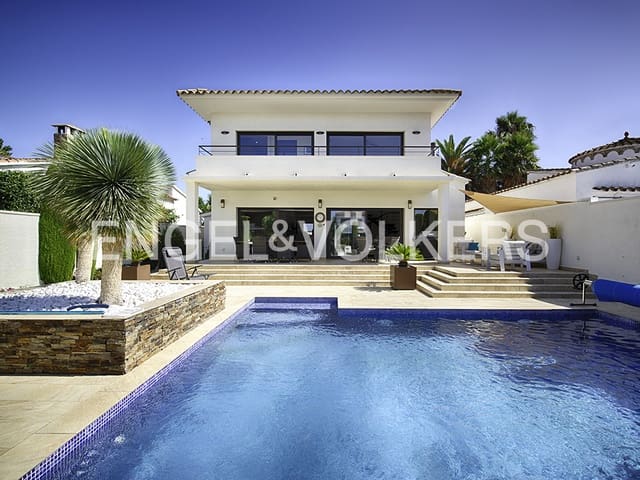 4 soveværelse Villa til salg i Empuriabrava, Castelló d'Empúries med swimmingpool garage - € 1.499.000 (Ref: 9005596)