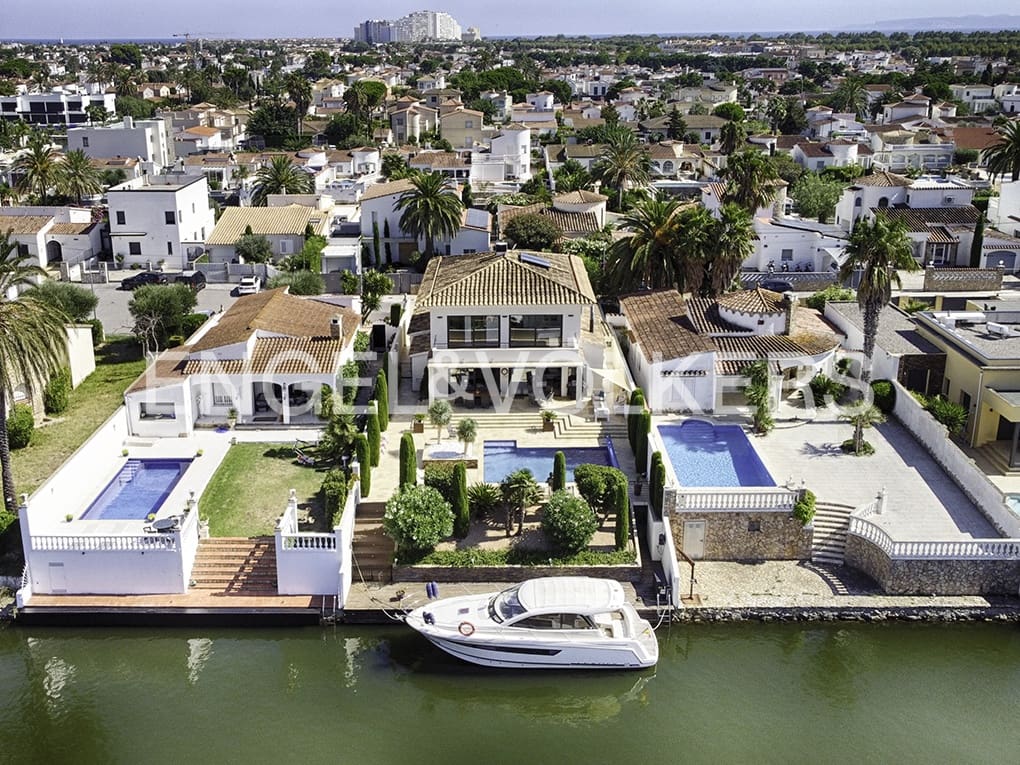 4 quarto Moradia para venda em Empuriabrava com piscina garagem - 1 499 000 € (Ref: 9005596)