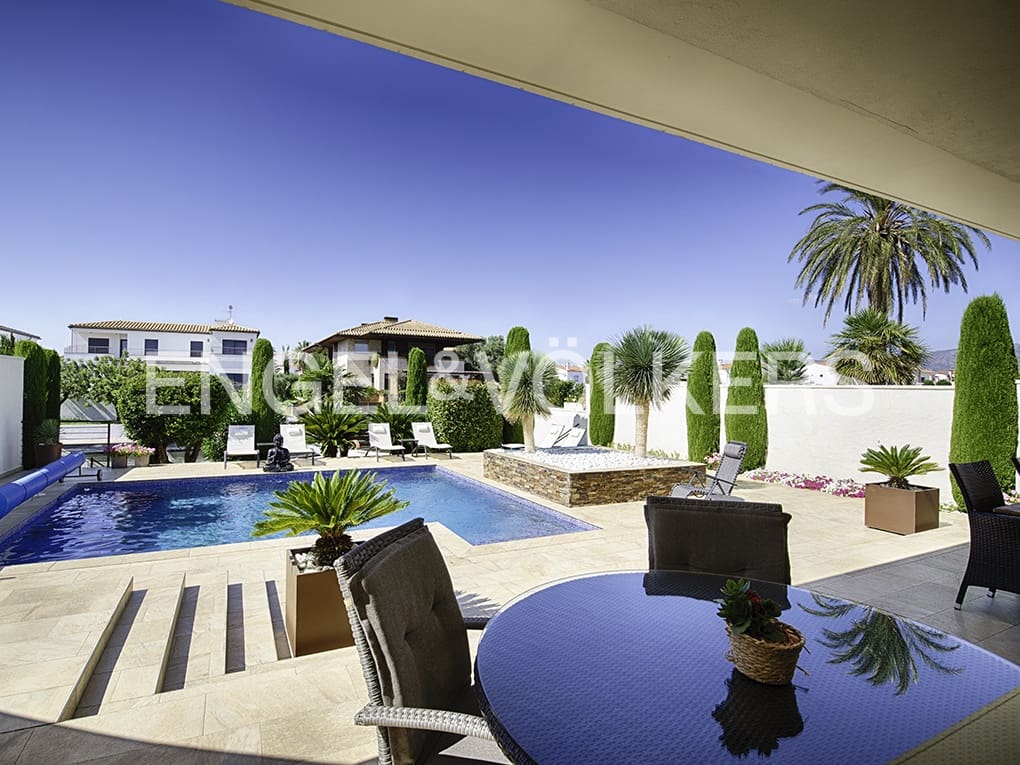 4 quarto Moradia para venda em Empuriabrava com piscina garagem - 1 499 000 € (Ref: 9005596)