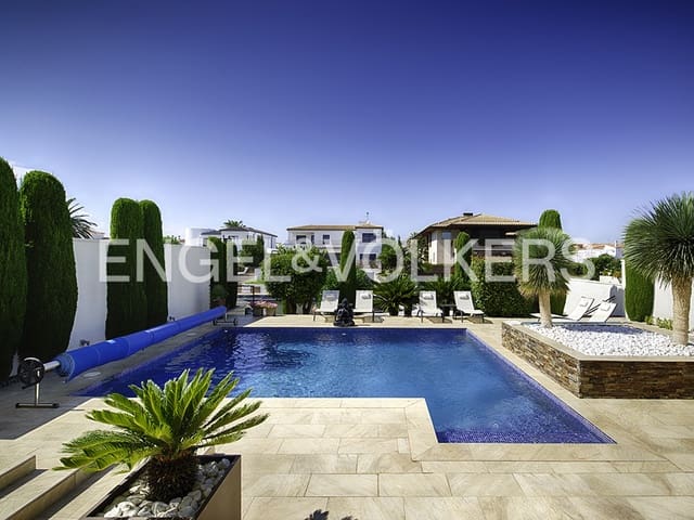 4 soveværelse Villa til salg i Empuriabrava, Castelló d'Empúries med swimmingpool garage - € 1.499.000 (Ref: 9005596)