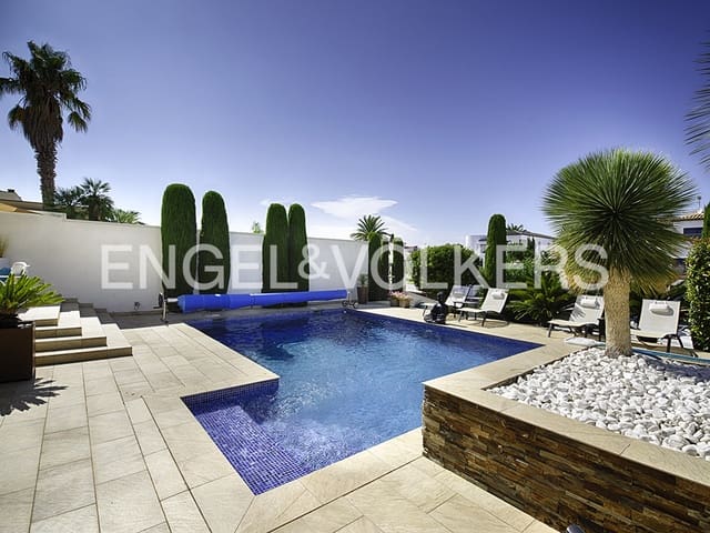 4 soveværelse Villa til salg i Empuriabrava, Castelló d'Empúries med swimmingpool garage - € 1.499.000 (Ref: 9005596)