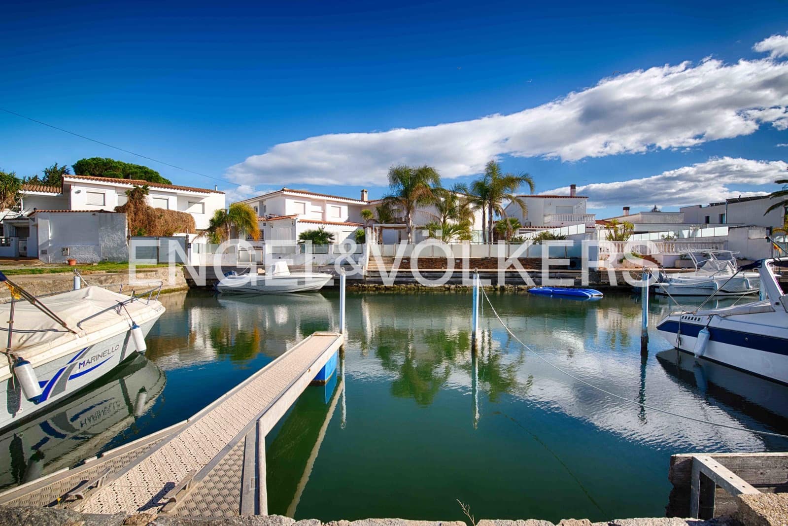 Chalet de 3 habitaciones en Empuriabrava en venta con piscina garaje - 735.000 € (Ref: 9005598)