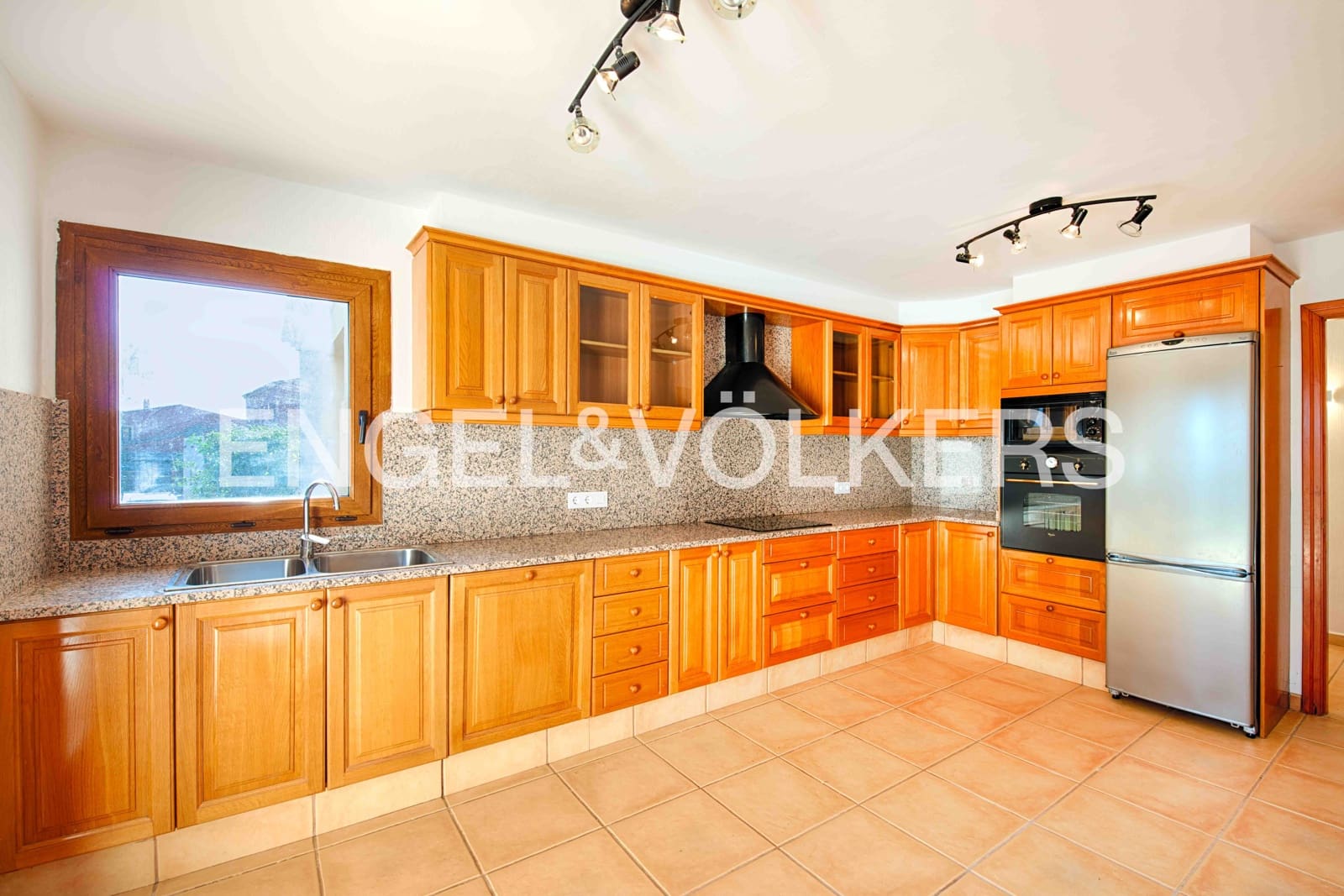 4 soveværelse Villa til salg i Peralada med swimmingpool garage - € 699.000 (Ref: 9005599)