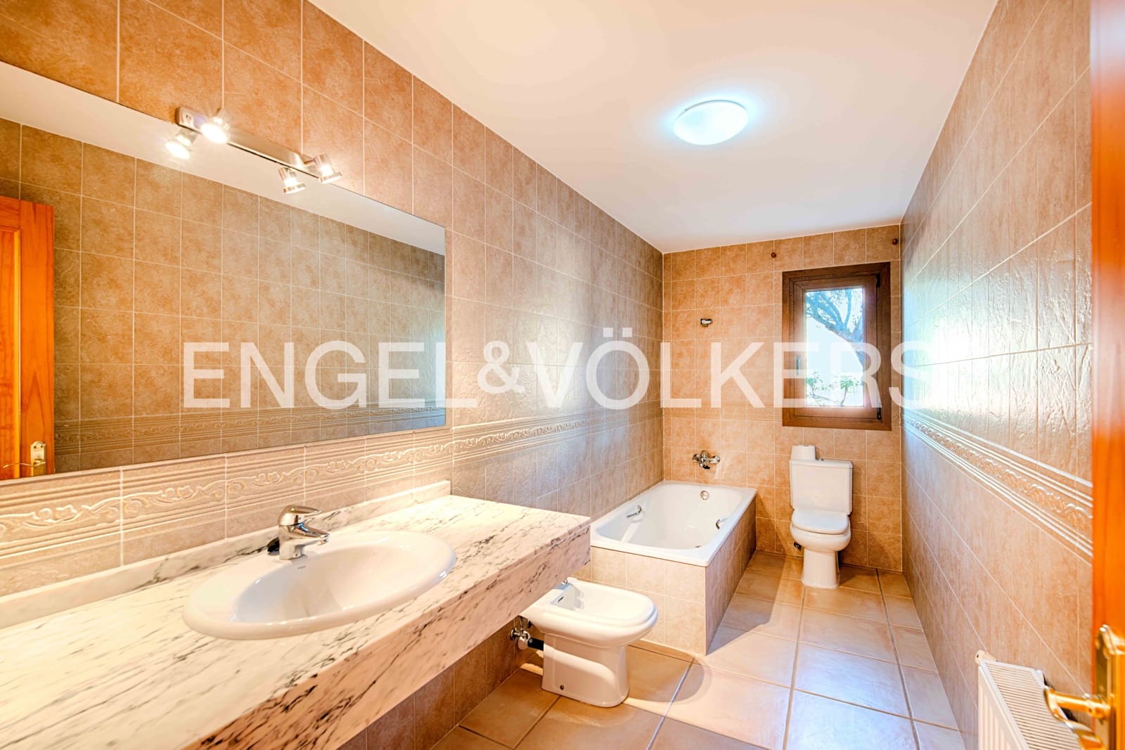 4 soveværelse Villa til salg i Peralada med swimmingpool garage - € 699.000 (Ref: 9005599)