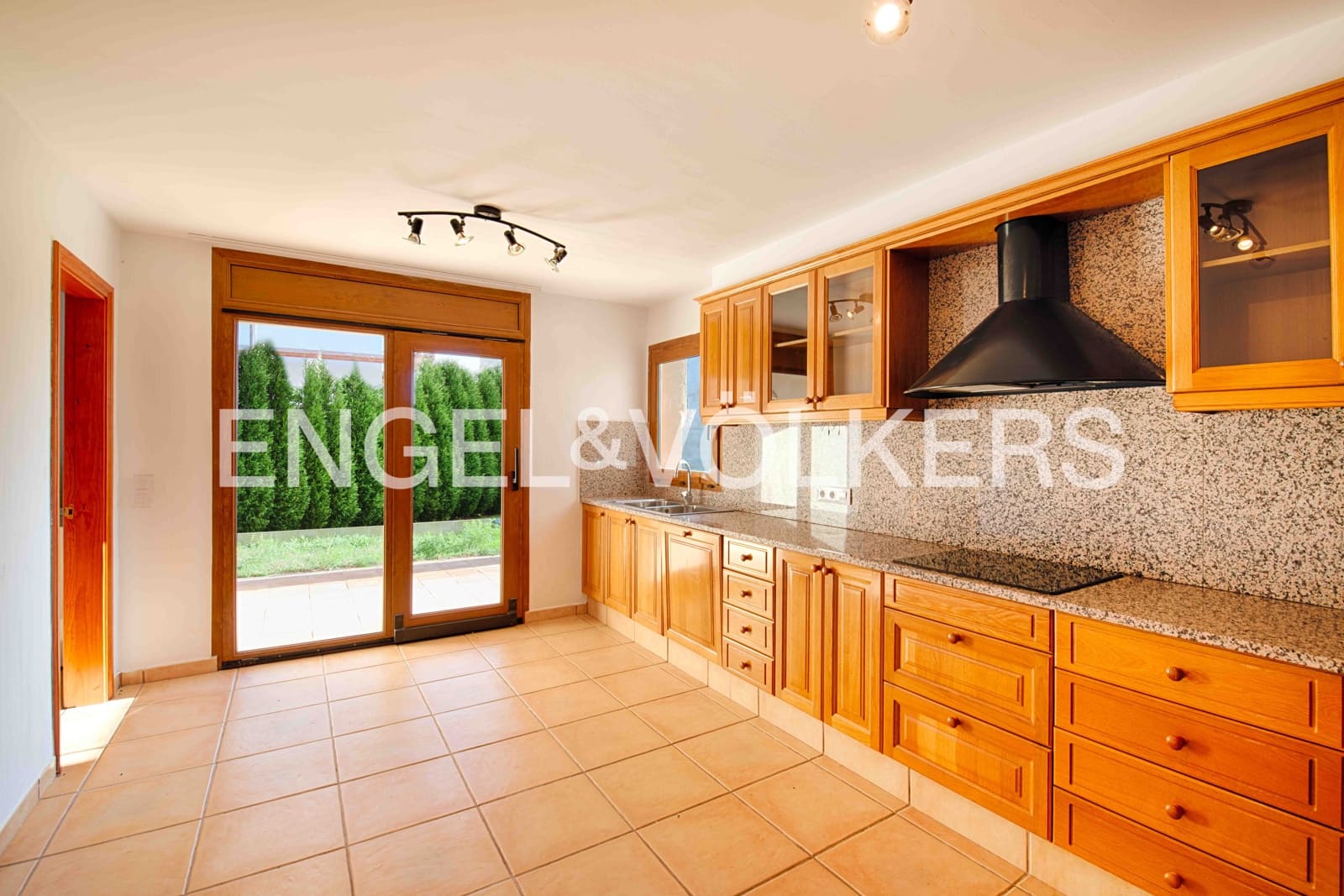 4 soveværelse Villa til salg i Peralada med swimmingpool garage - € 699.000 (Ref: 9005599)