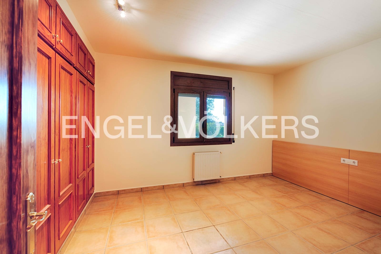 4 soveværelse Villa til salg i Peralada med swimmingpool garage - € 699.000 (Ref: 9005599)