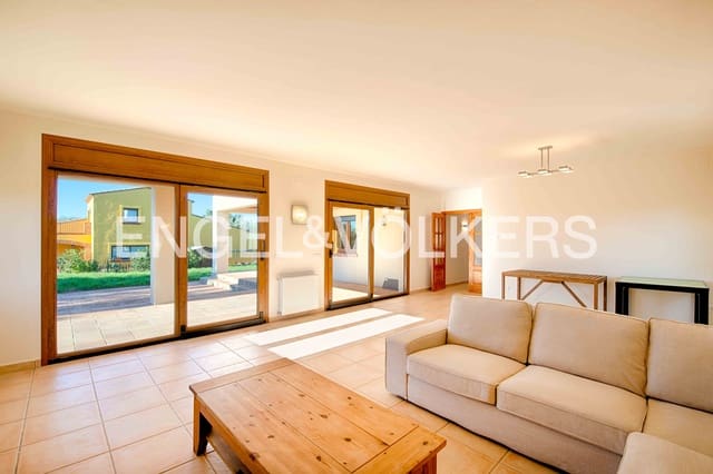 4 bedroom Villa for sale in Peralada with pool garage - € 699,000 (Ref: 9005599)