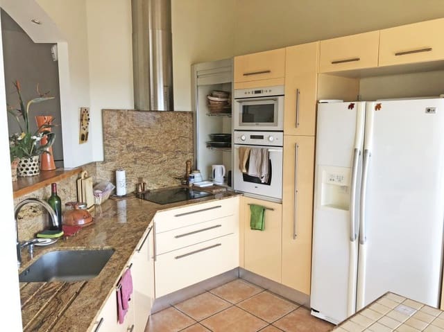 5 bedroom Villa for sale in Pau with pool - € 899,000 (Ref: 9005601)