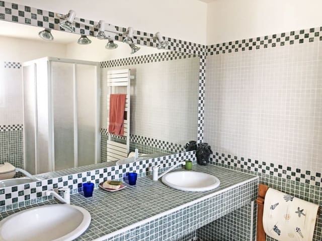 5 bedroom Villa for sale in Pau with pool - € 899,000 (Ref: 9005601)