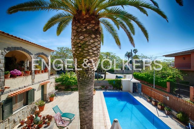 4 makuuhuone Huvila myytävänä paikassa Empuriabrava, Castelló d'Empúries mukana uima-altaan 
autotalli - 820 000 € (Ref: 9005603)