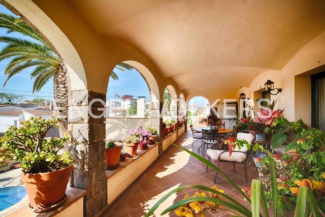 4 sypialnia Willa na sprzedaż w Empuriabrava, Castelló d'Empúries z basenem garażem - 795 000 € (Ref: 9005603)