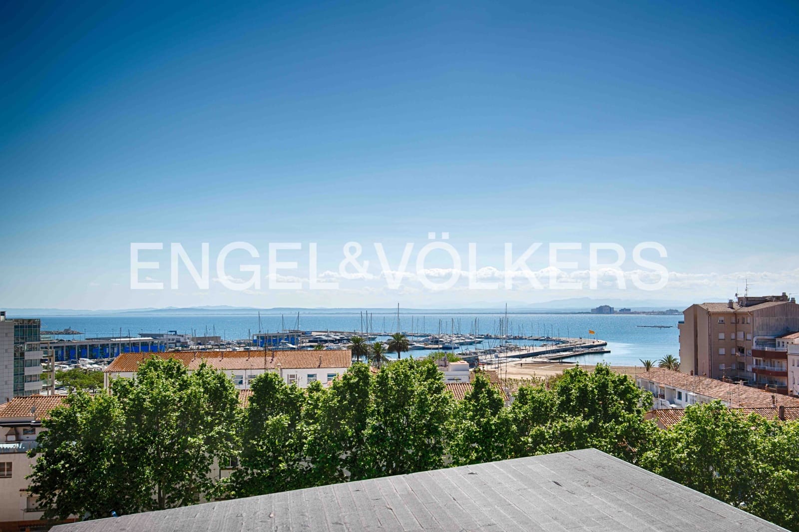 2 bedroom Apartment for sale in Roses - € 398,000 (Ref: 9005605)