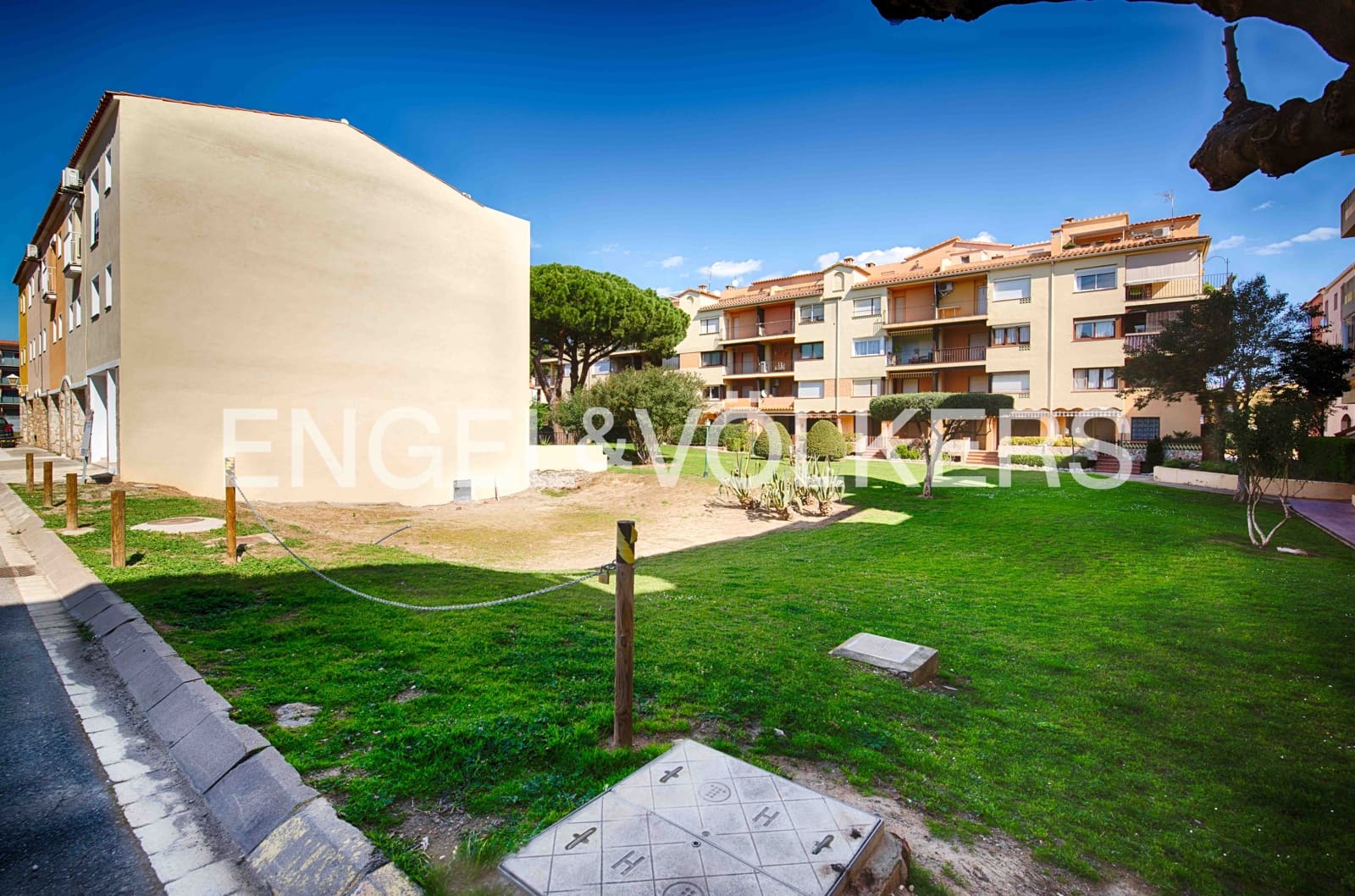 Grunde uden byggetilladelser til salg i Empuriabrava - € 90.000 (Ref: 9005629)