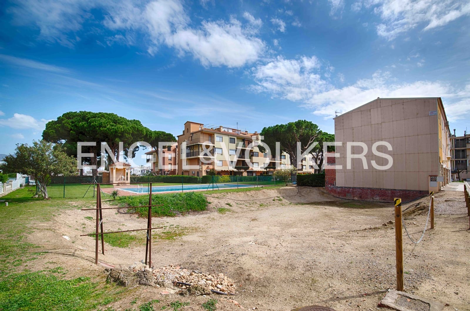 Grunde uden byggetilladelser til salg i Empuriabrava - € 90.000 (Ref: 9005629)