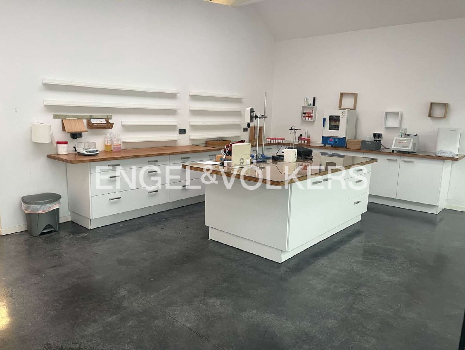 Erhverv til salg i Avinyonet de Puigventos med garage - € 550.000 (Ref: 9005632)