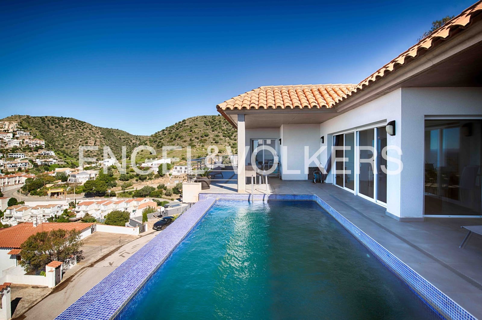 4 bedroom Villa for sale in Roses with pool garage - € 2,090,000 (Ref: 9005636)