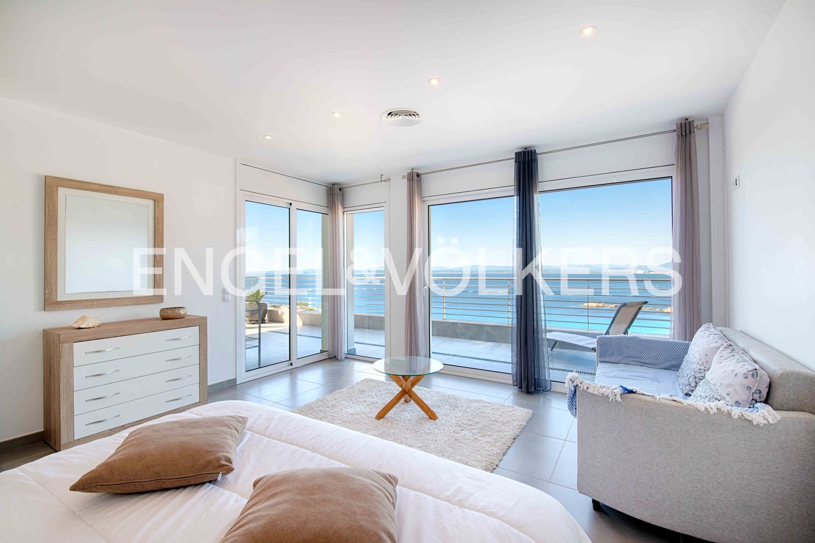 4 bedroom Villa for sale in Roses with pool garage - € 2,090,000 (Ref: 9005636)