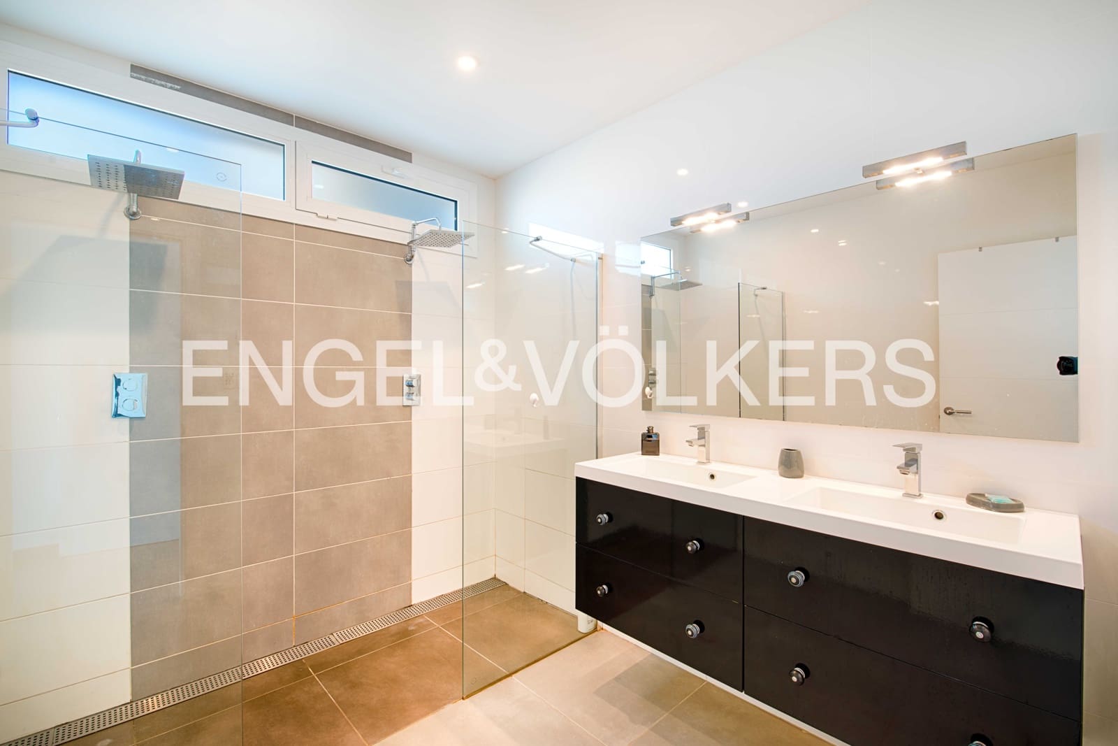 4 bedroom Villa for sale in Roses with pool garage - € 2,090,000 (Ref: 9005636)