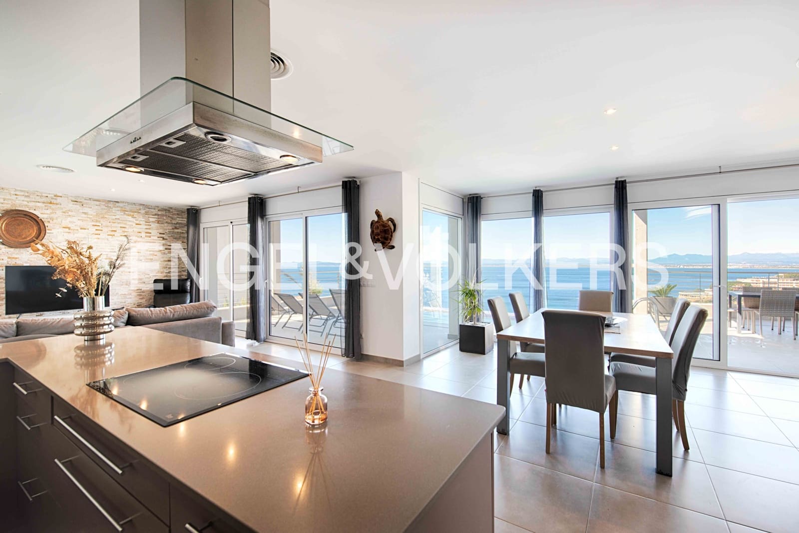 4 bedroom Villa for sale in Roses with pool garage - € 2,090,000 (Ref: 9005636)